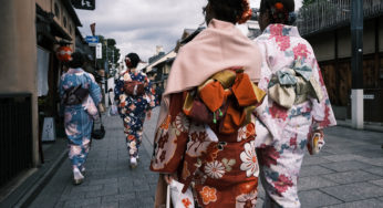 花見小路で見た晴れ着の女性たち