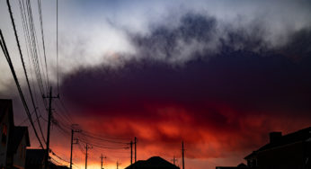 毎日同じようで、どこか違う、住み慣れた街のある日の夕暮れ